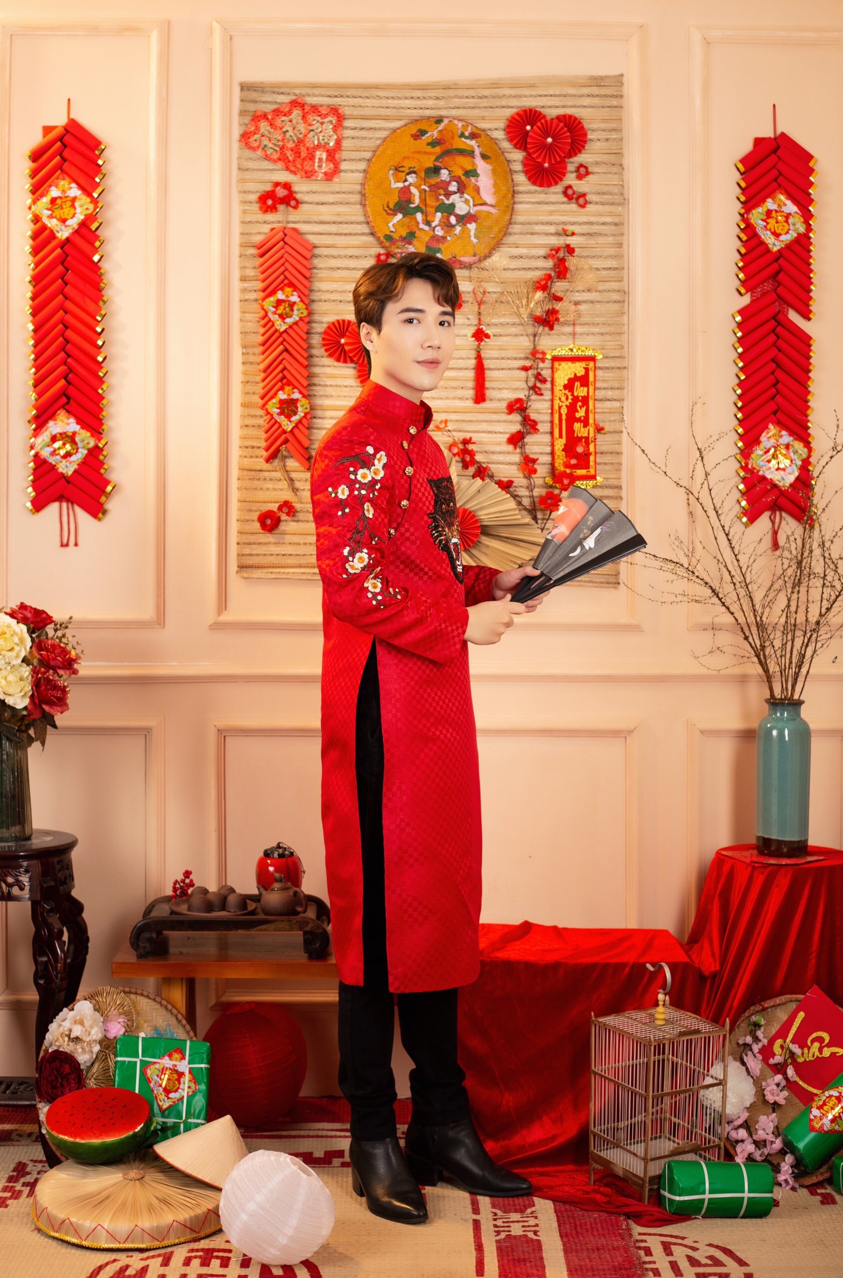 Ca sĩ Nguyễn Đức Trung diện áo dài đón Tết dân tộc - ảnh 5