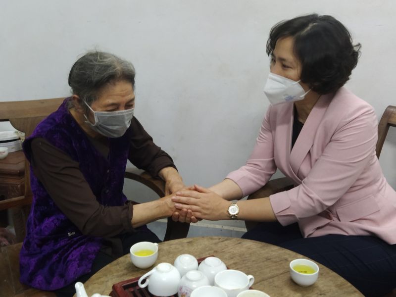 Đồng chí Lê Kim Anh động viên bà nội hai cháu cháu Chu Vũ Hùng Cường và Chu Vũ Hải Vân cố gắng vượt qua khó khăn, là chỗ dựa cho con cháu