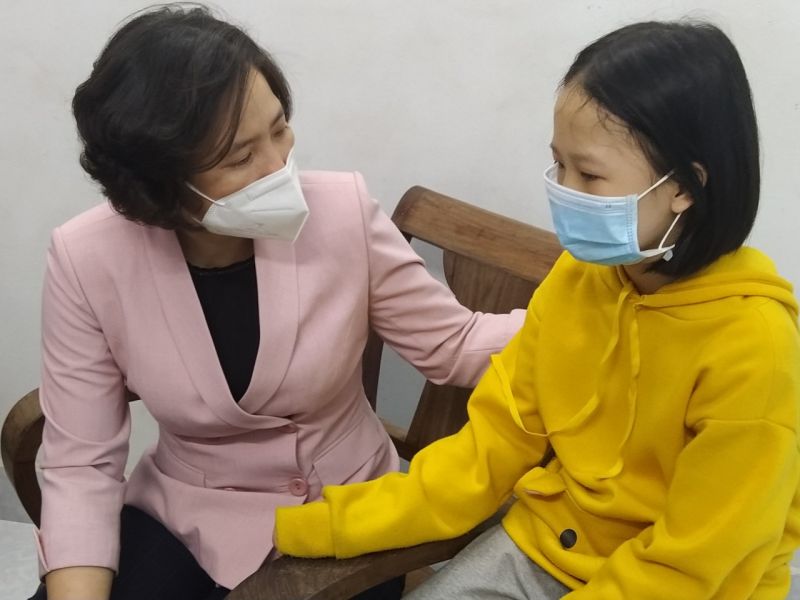 Đồng chí Chủ tịch Hội LHPN Hà Nội chia sẻ nỗi đau mất đi người bố thân yêu với cháu Chu Vũ Hải Vân