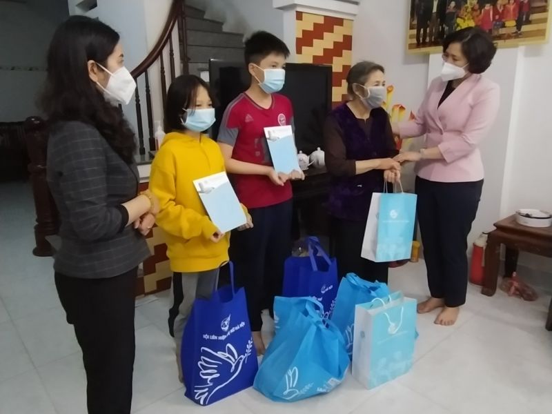 Những suất quà Tết mang theo tình cảm của các cán bộ Hội dành cho các  cháu nhỏ và gia đình có người thân không may mất đi do dịch bệnh
