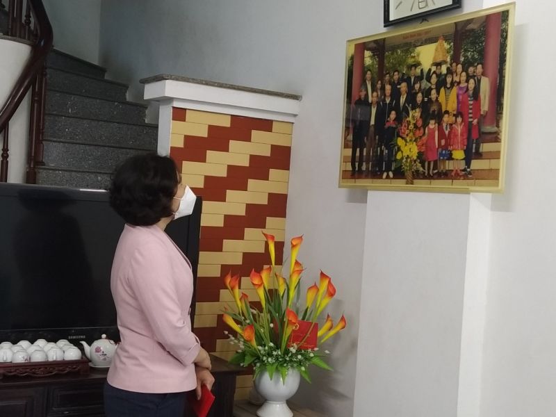 Đồng chí Chủ tịch Hội LHPN Hà Nội xúc động xem tấm ảnh đại gia đình cháu Chu Vũ Hùng Cường, xã Vạn Điểm, huyện Thường Tín quây quần khi dịch bệnh Covid-19 còn chưa cướp đi bố cháu