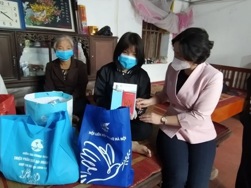 Đồng chí Lê Kim Anh, Chủ tịch Hội LHPN Hà Nội, thăm, tặng quà  Tết cháu Dương Hà Trang, sinh năm 2008 ở thôn Trung, xã Văn Hoàng, huyện Phú Xuyên