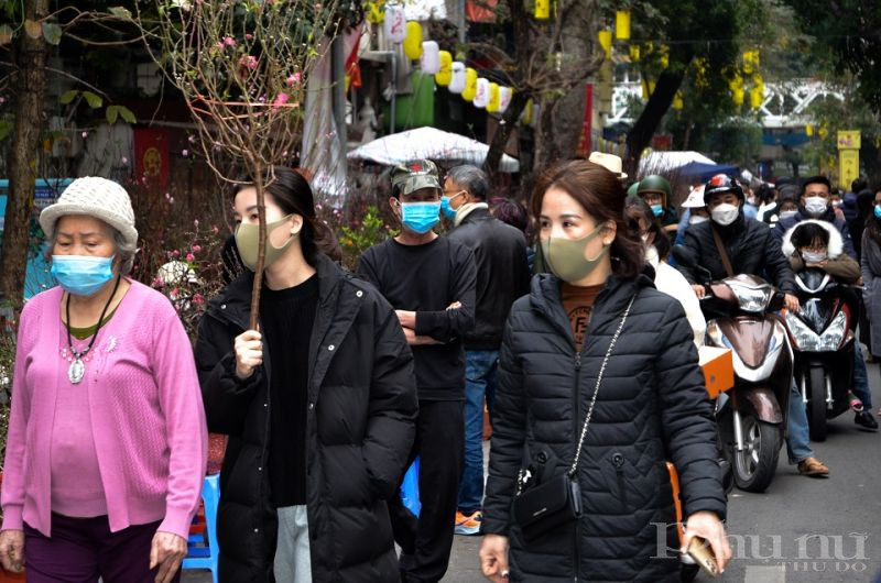 Khung cảnh nhộn nhịp tại chợ họa Hàng Lược