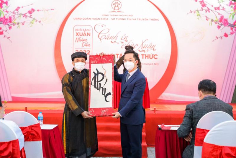 Tại chương trình, Ông đồ tặng chữ thư pháp cho Bí thư Quận ủy Hoàn Kiếm Vũ Đăng Định