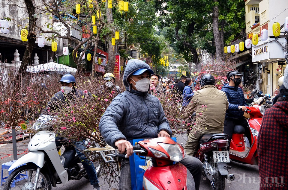 Những người tểu thương mang đào ra chợ để bán cho người dân
