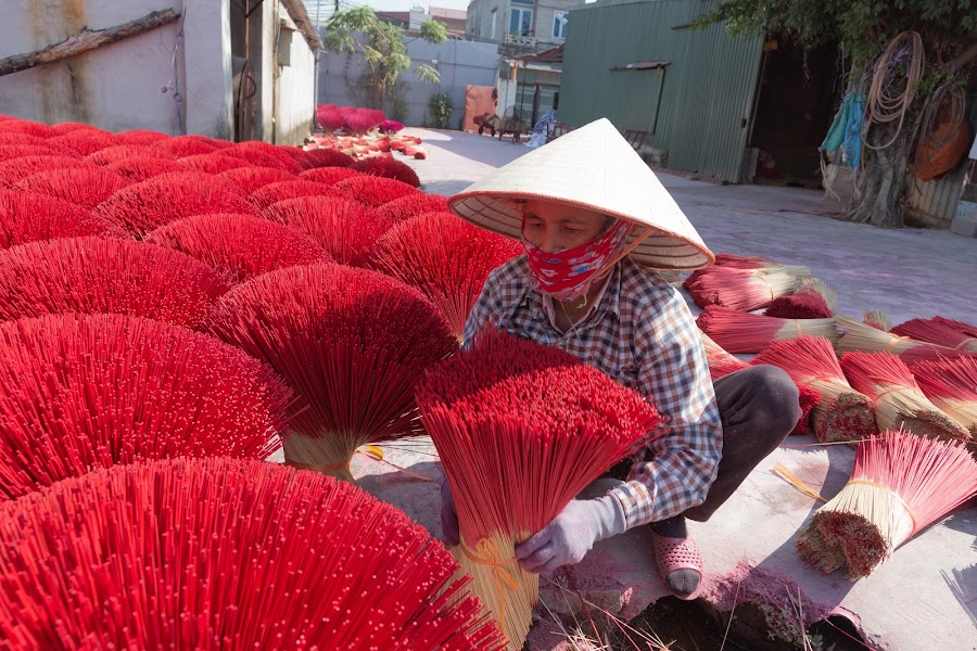 Vào mỗi dịp Tết Nguyên Đán hàng năm, người dân Quảng Phú Cầu lạitất bật làm việc hết công suất để chuẩn bị phục vụ cho người tiêu dùng trên cảnước.
