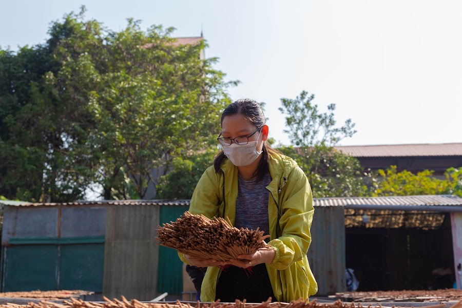 Chị Nguyễn Thu Phương – chủ cơ sở sản xuất Từ Bi Hương tại thôn QuảngNguyên, xã Quảng Phú Cầu (Ứng Hòa, Hà Nội) đang thu dọn những nén hươngsau khi đã được phơi khô