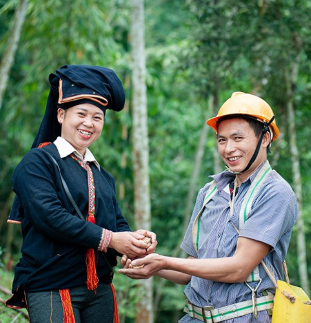 Nụ cười hạnh phúc của vợ chồng chị Liều anh Chu dưới tán bồ đề. Ảnh: GREAT