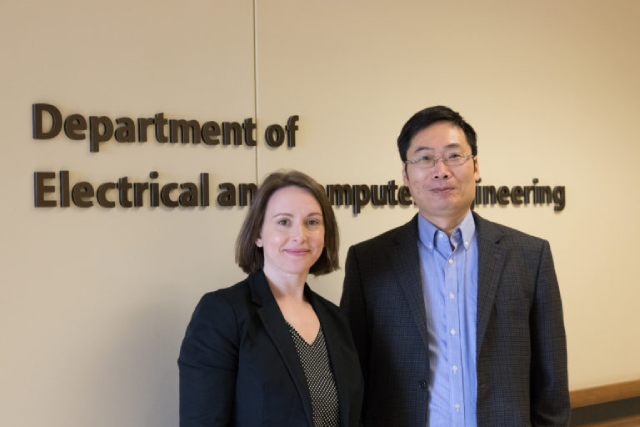 Nhà khoa học Amy Daali (trái).