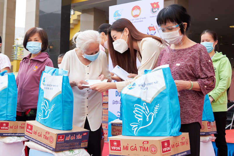 Người dân vô cùng xúc động trước sự quan tâm của chương trình và Hoa hậu