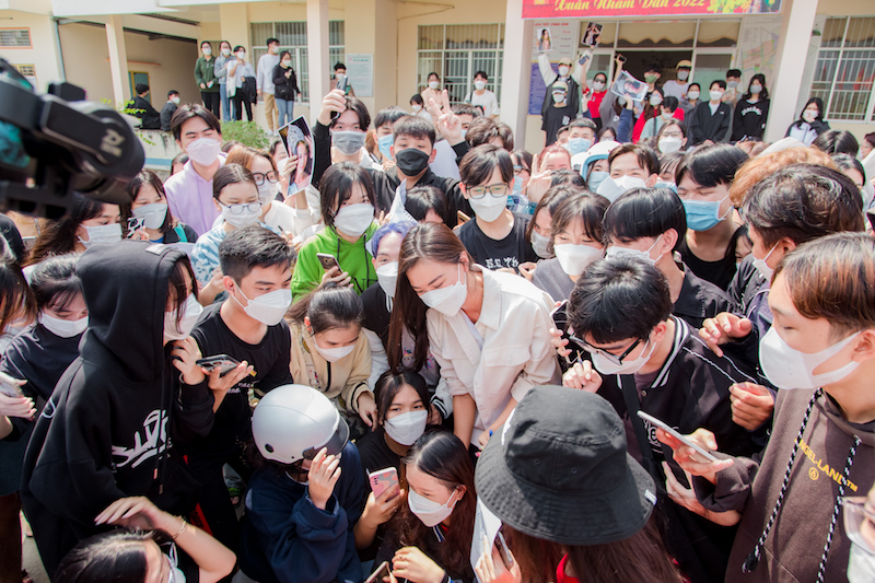 Cô xúc động khi được người dân quê hương chào đón nồng nhiệt