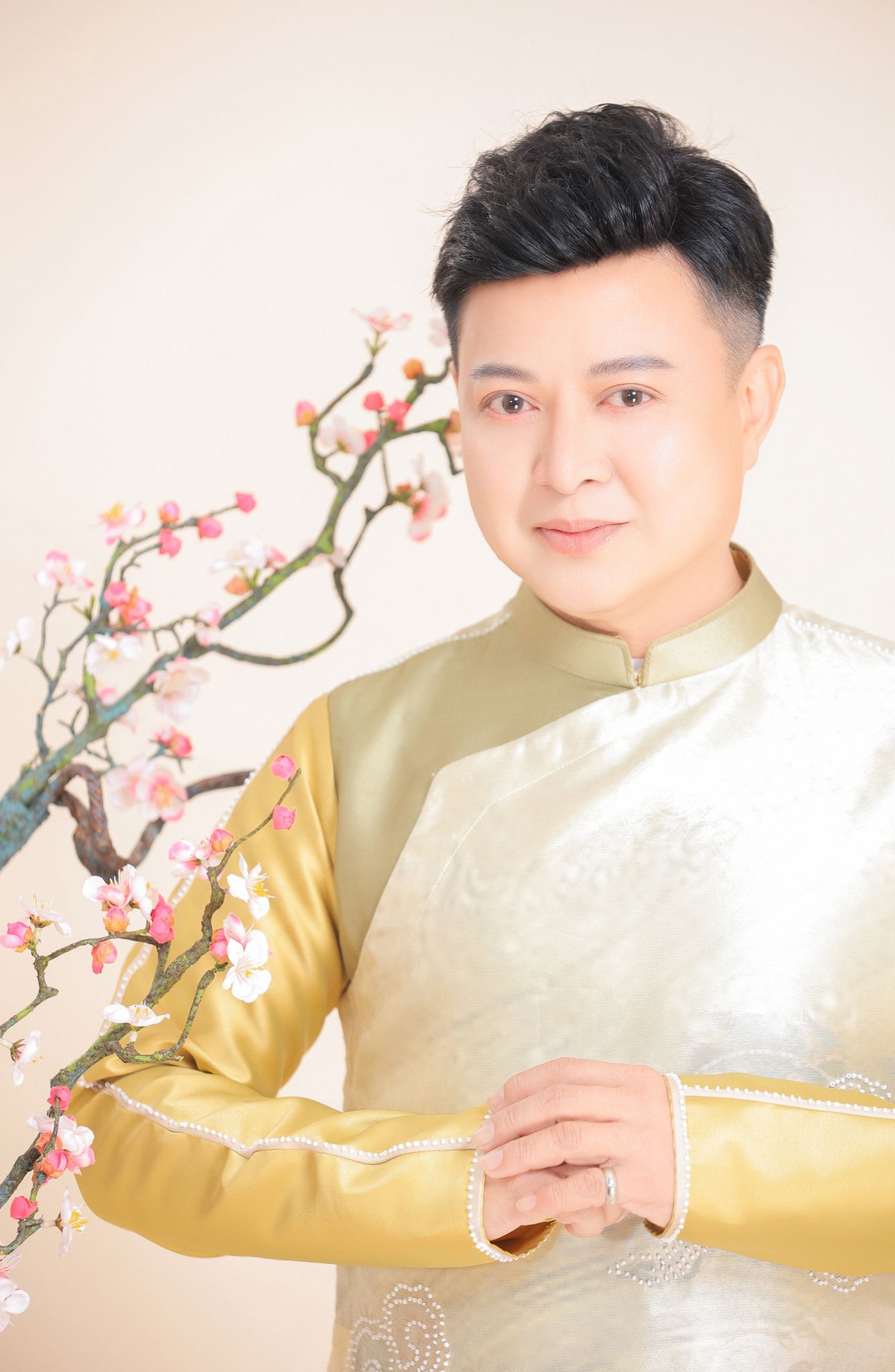 Ca sĩ tỉ phú Hà Phương về Việt Nam ăn Tết, hội ngộ "người tình âm nhạc" Trần Sang - ảnh 3