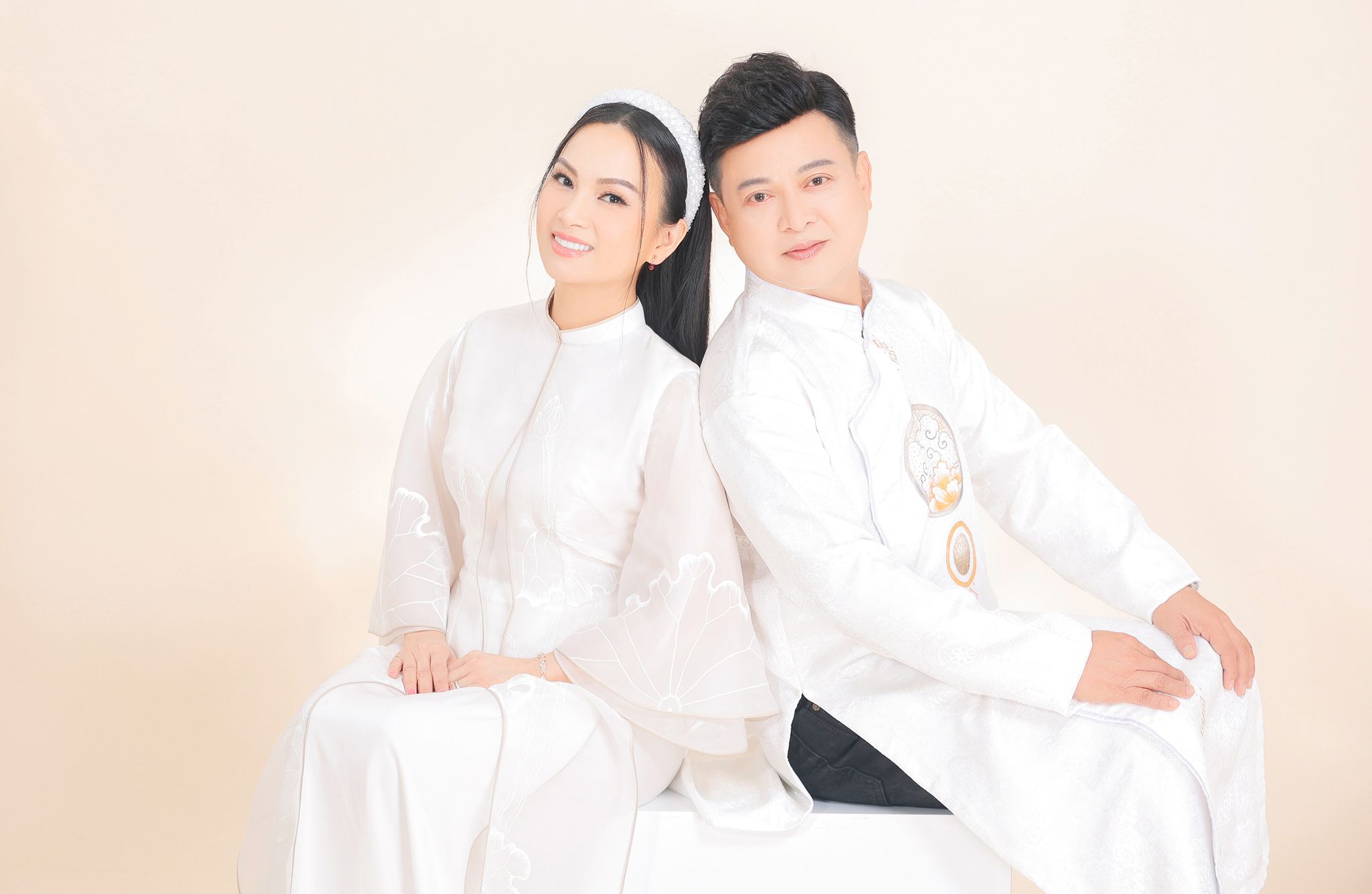 Hai nghệ sĩ mừng mừng tủi tủi tái ngộ sau nhiều năm mất liên lạc