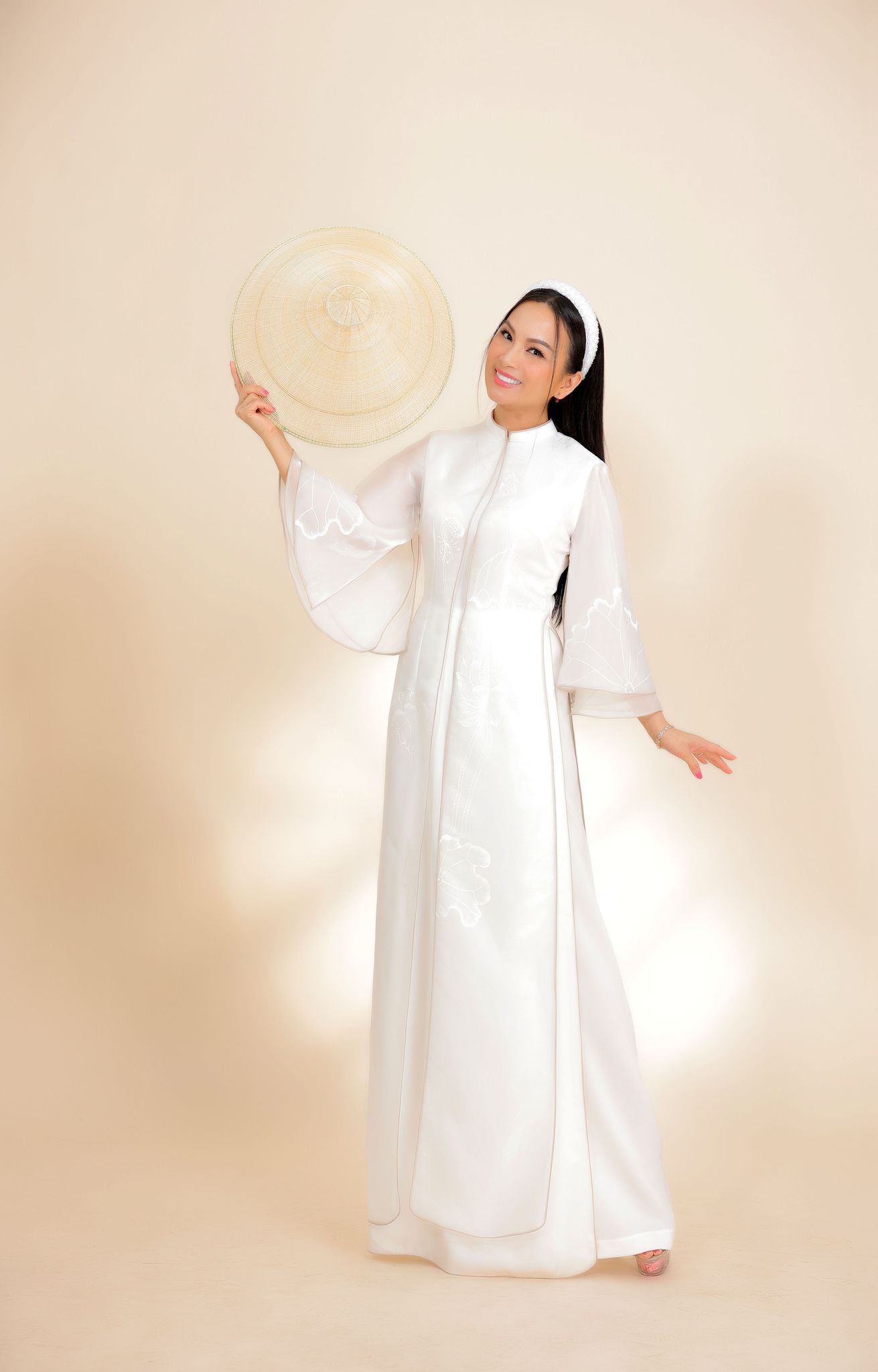 Bộ ảnh được thực hiện bởi ekip Photo DL Duy, StylistTân Đà Lạt, Makeup Lý Trường Giới, Hair Tú Lam