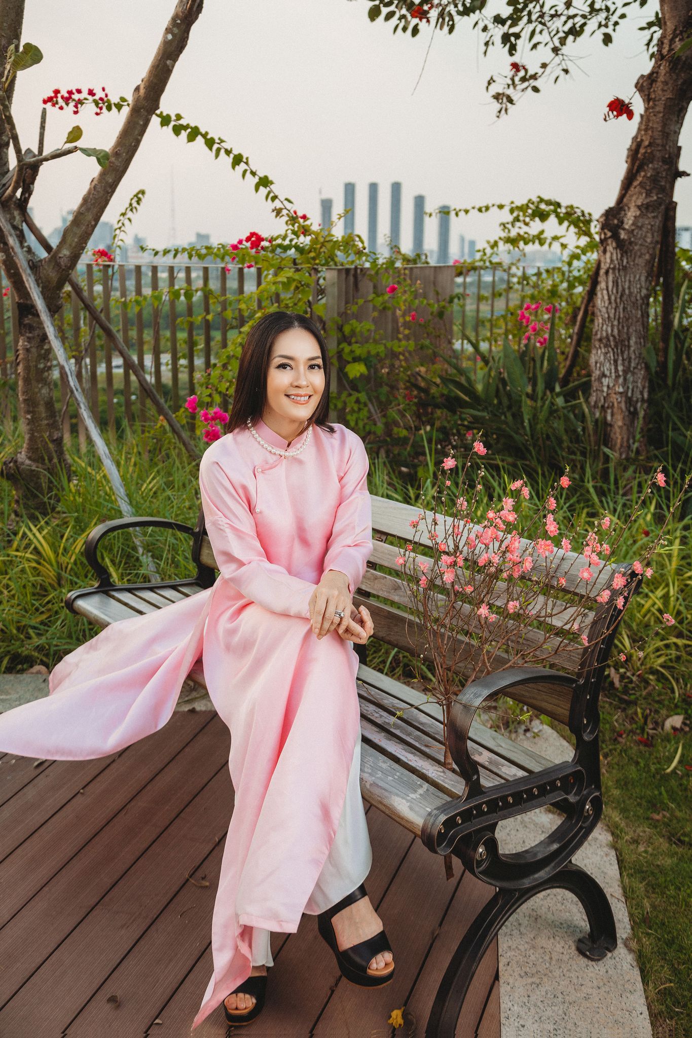 Á hậu Áo dài Chung Vũ Thanh Uyên đẹp đằm thắm với áo dài Xuân cho U50 - ảnh 5