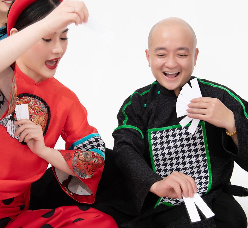 NTK Cao Minh Tiến diện trang phục áo dài Xuân cho nam giới do anh sáng tạo