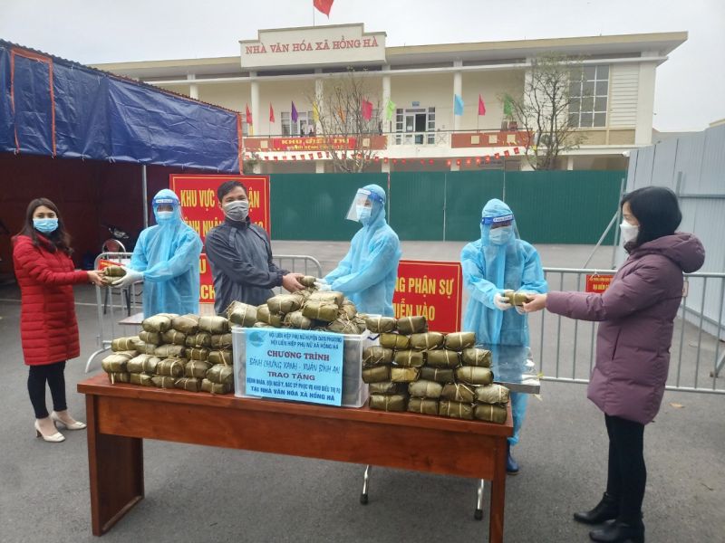 Chủ tịch Hội LHPN huyện Đan Phượng Nguyễn Thị Bảy c&ugrave;ng đại diện Hội LHPN x&atilde; Hồng H&agrave; trao tặng b&aacute;nh chưng - m&oacute;n ăn kh&ocirc;ng thể thiếu trong ng&agrave;y Tết của d&acirc;n tộc cho c&aacute;c b&aacute;c sỹ