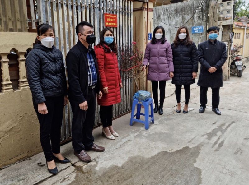 Đại diện Hội LHPN huyện, x&atilde; Hồng H&agrave; tặng qu&agrave; Tết cho c&aacute;c gia đ&igrave;nh F0