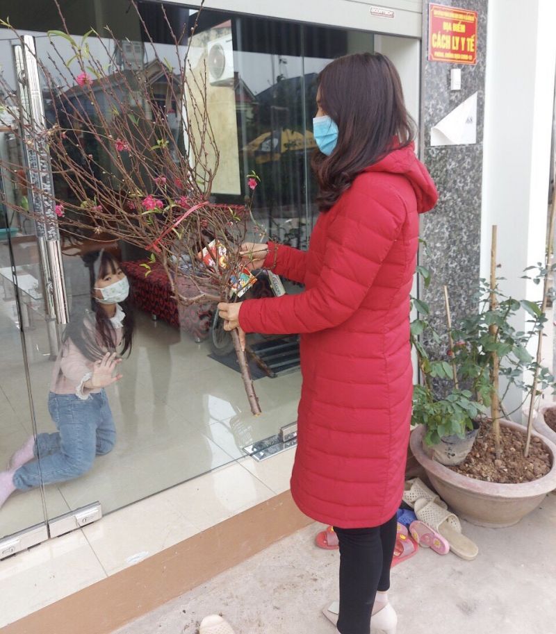 Những c&aacute;nh đ&agrave;o sắc thắm v&agrave; phong bao mừng tuổi may mắn được c&aacute;c c&aacute;n bộ Hội chuyển đến từng gia đ&igrave;nh F0