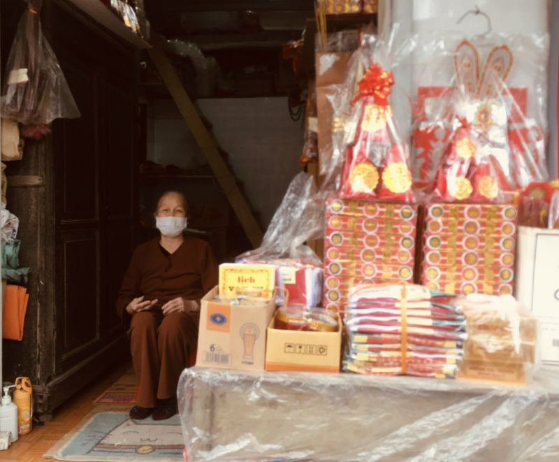 Bà Nguyễn Thị Thư bên sạp hàng của gia đình mình