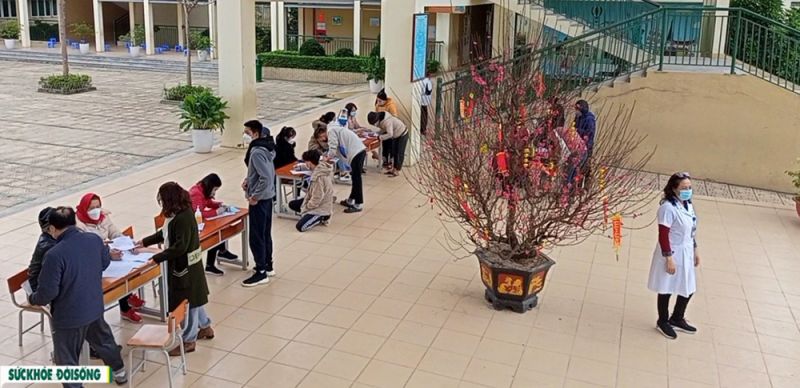 Người d&acirc;n thực hiện việc đăng k&yacute; ti&ecirc;m mũi 3 vắc-xin ph&ograve;ng, chống Covid-19