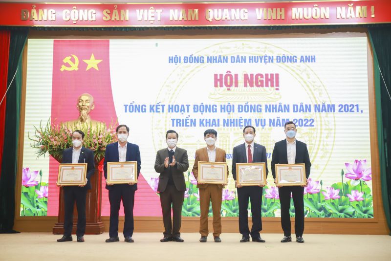 Lãnh đạo Hội đồng nhân dân huyện Đông Anh trao bằng khen cho các cá nhân đạt thành tích xuất sắc trong hoạt động Lãnh đạo Hội đồng nhân dân huyện Đông Anh trao bằng khen cho các cá nhân đạt thành tích xuất sắc trong hoạt động