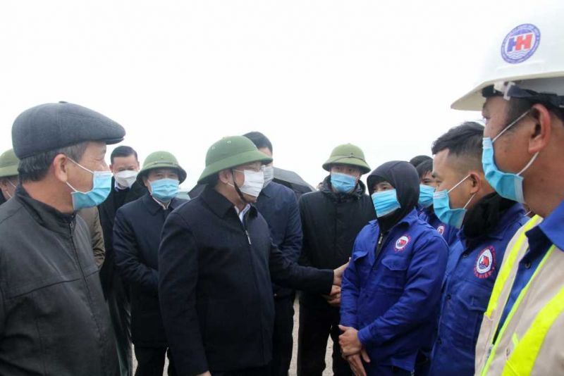 Đồng ch&iacute; Nguyễn Xu&acirc;n K&yacute;, Ủy vi&ecirc;n Trung ương Đảng, B&iacute; thư Tỉnh ủy, Chủ tịch HĐND tỉnh, động vi&ecirc;n c&ocirc;ng nh&acirc;n thi c&ocirc;ng tr&ecirc;n cao tốc V&acirc;n Đồn - Ti&ecirc;n Y&ecirc;n.