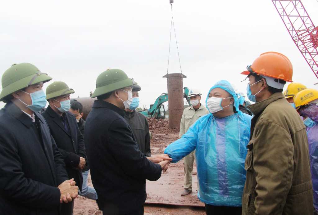 Đồng ch&iacute; B&iacute; thư Tỉnh ủy động vi&ecirc;n, chia sẻ với c&ocirc;ng nh&acirc;n Đ&agrave;o Xu&acirc;n Cường (qu&ecirc; Hưng Y&ecirc;n) đ&atilde; 2 năm ở lại c&ocirc;ng trường, chưa về nh&agrave; đ&oacute;n Tết.