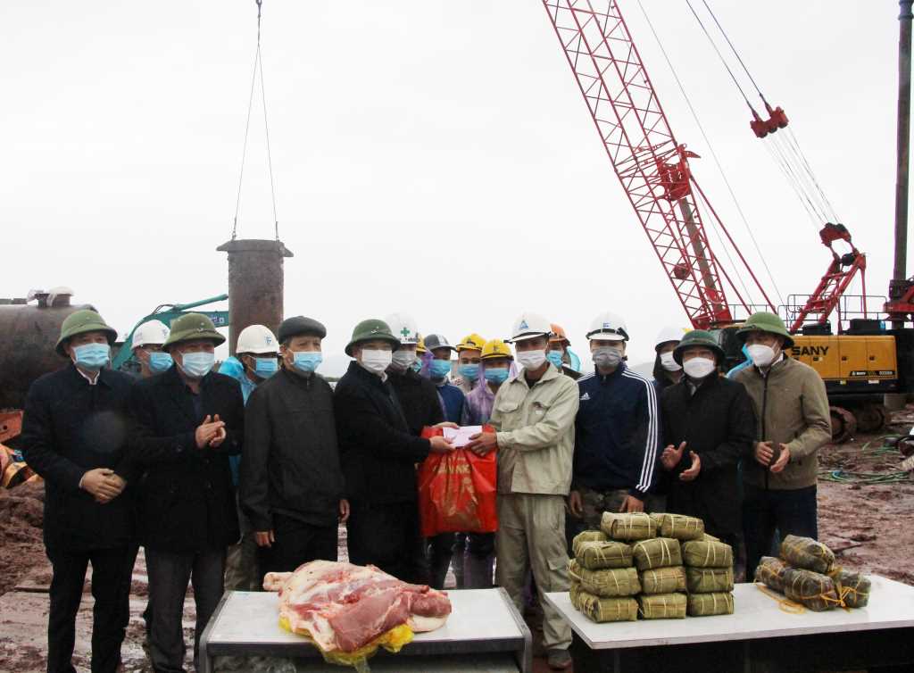 Đồng ch&iacute; B&iacute; thư Tỉnh ủy trao những m&oacute;n qu&agrave; Tết v&agrave; d&agrave;nh lời ch&uacute;c tốt đẹp đến c&aacute;n bộ, kỹ sư, c&ocirc;ng nh&acirc;n thi c&ocirc;ng tr&ecirc;n c&ocirc;ng trường.