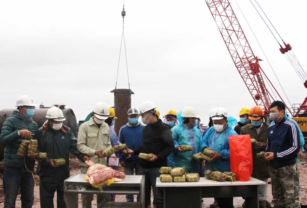 Niềm vui của c&aacute;c c&aacute;n bộ, kỹ sư, c&ocirc;ng nh&acirc;n lao động khi được nhận những m&oacute;n qu&agrave; dịp Tết thiết thực v&agrave; &yacute; nghĩa của tỉnh.