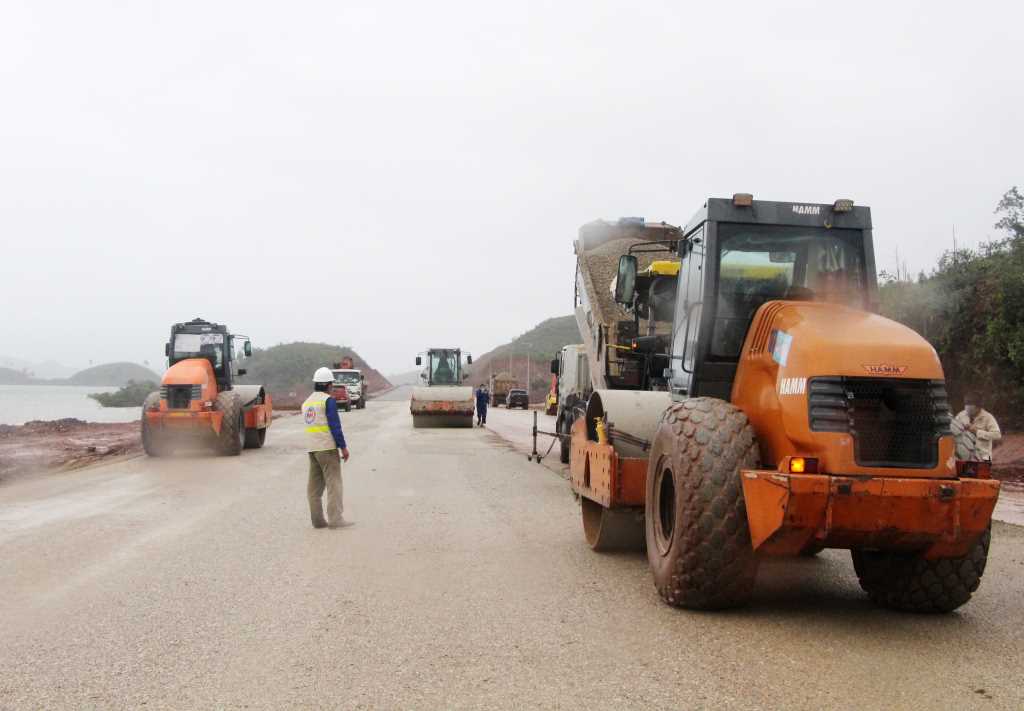 Gần 100 c&ocirc;ng nh&acirc;n ở lại thi c&ocirc;ng xuy&ecirc;n Tết tr&ecirc;n cao tốc V&acirc;n Đồn - Ti&ecirc;n Y&ecirc;n.