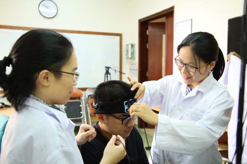 TS Hà Thị Thanh Hương (bên phải) hướng dẫn sinh viên trong phòng thí nghiệm