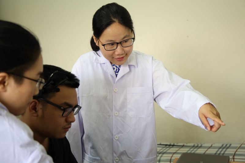 TS Hương cho biết, phụ nữ làm khoa học gặp nhiều thử thách, lúc nào cũng cảm thấy 24h một ngày là chưa đủ