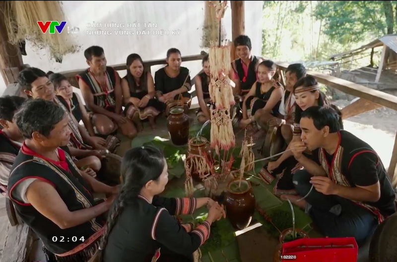 Diễn viên, MC Quyền Linh thử rượu cần