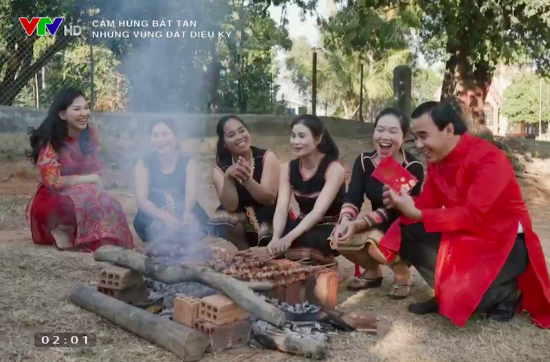 Diễn viên Quyền Linh và MC Mỹ Vân đến với Tết của người Ba Na (Tây Nguyên)