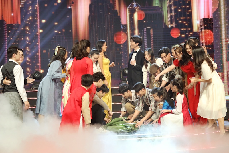 Văn hoá Tết nguyên đán được đạo diễn Nguyễn Anh Dũng đưa vào các tiết mục nghệ thuật hết sức rộn ràng, náo nức