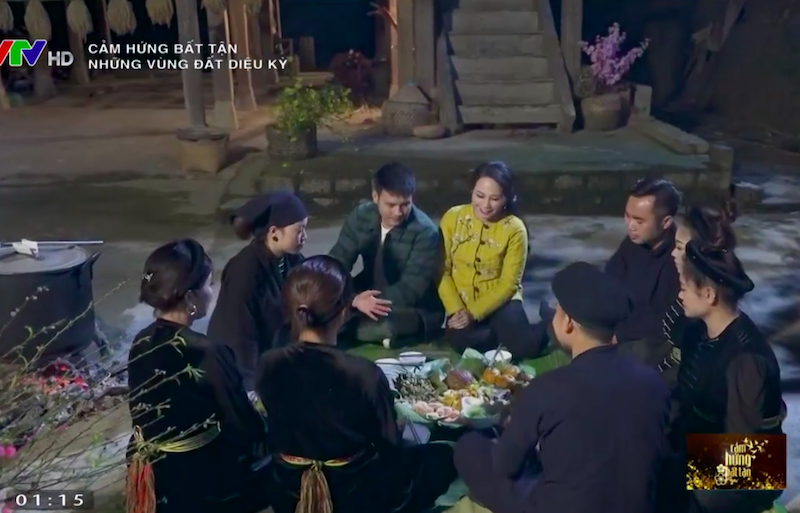 MC Mỹ Lan và Vlogger du lịch Chan La Cà tìm hiểu về bánh chưng gù Hà Giang