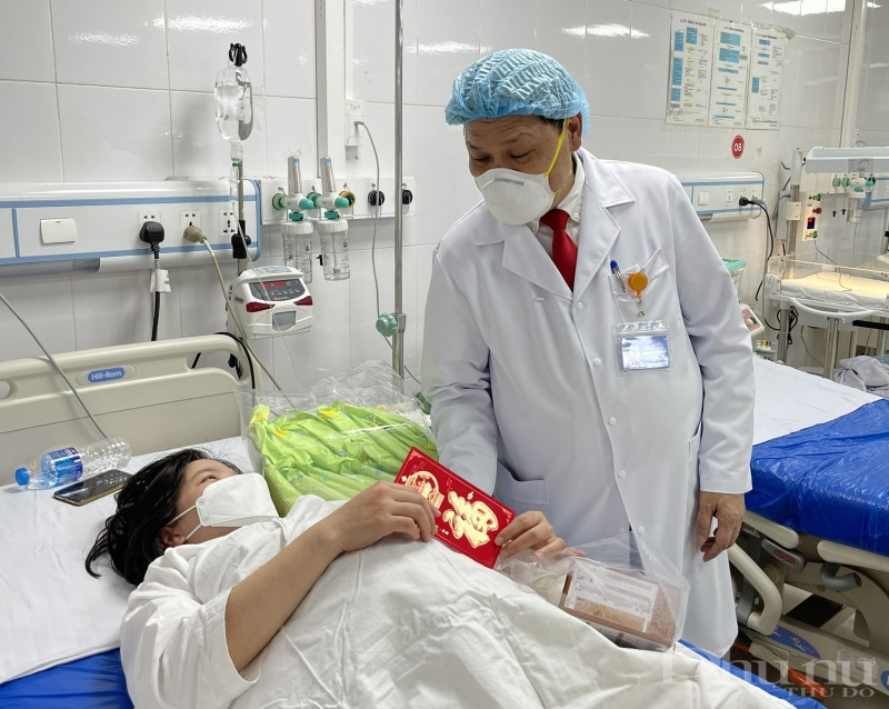 PGS.TS.BS Trần Danh Cường chúc mừng năm mới các thai phụ đang chờ sinh tại bệnh viện trong ngày đầu năm Nhâm Dần.