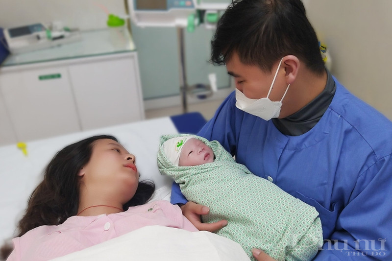 Gia đình bé Trần Minh Khang hạnh phúc bên nhau trong giờ phút Giao thừa.