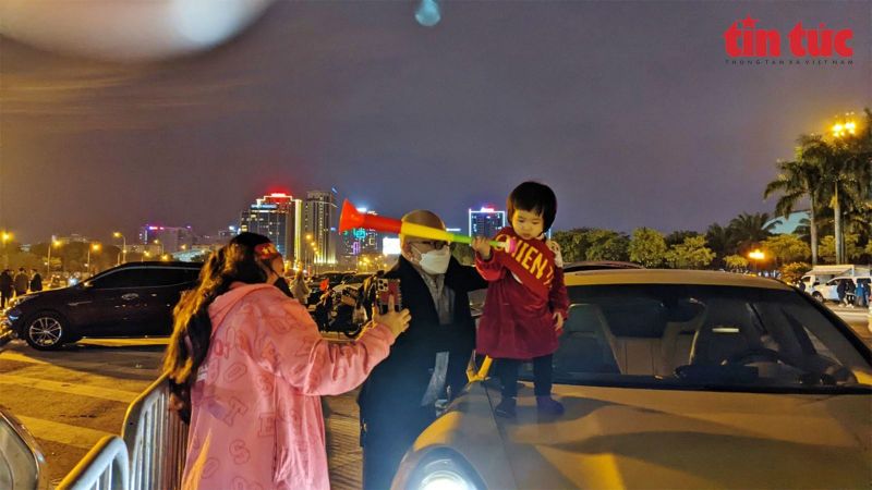 Ngay sau khi trận đấu kết thúc, cổ động viên sân Mỹ Đình ùa ra đường ăn mừng.