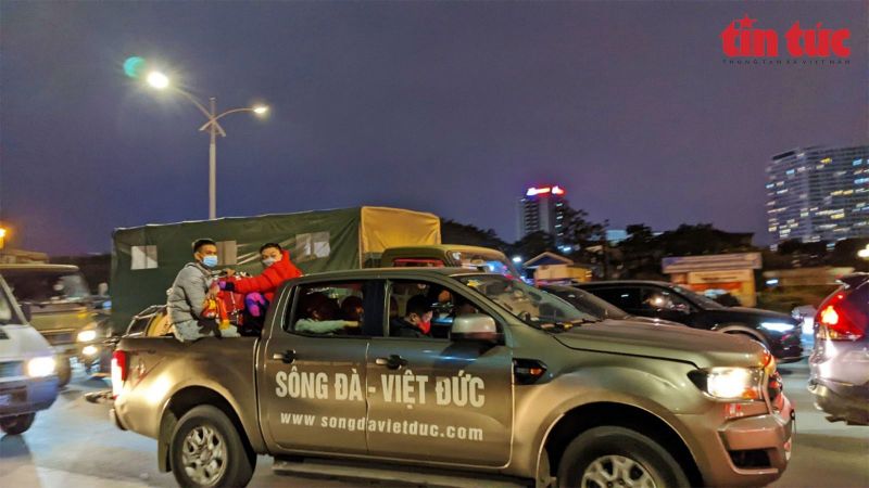 Cổ động viên mang kèn, trống.