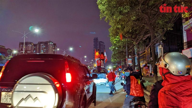 Người hâm mộ đổ ra đường ăn mừng chiến thắng của tuyển Việt Nam - ảnh 4