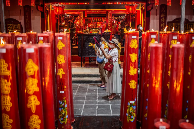 Một buổi cầu nguyện của người dân ở tỉnh Tây Java, Indonesia trong Tết Nguyên đán.