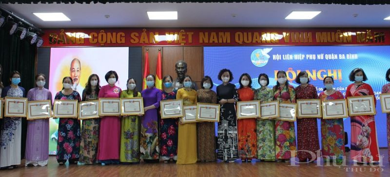 Hội LHPN quận Ba Đình tặng Giấy khen cho các tập thể cá nhân xuất sắc trong học và làm theo gương Bác.