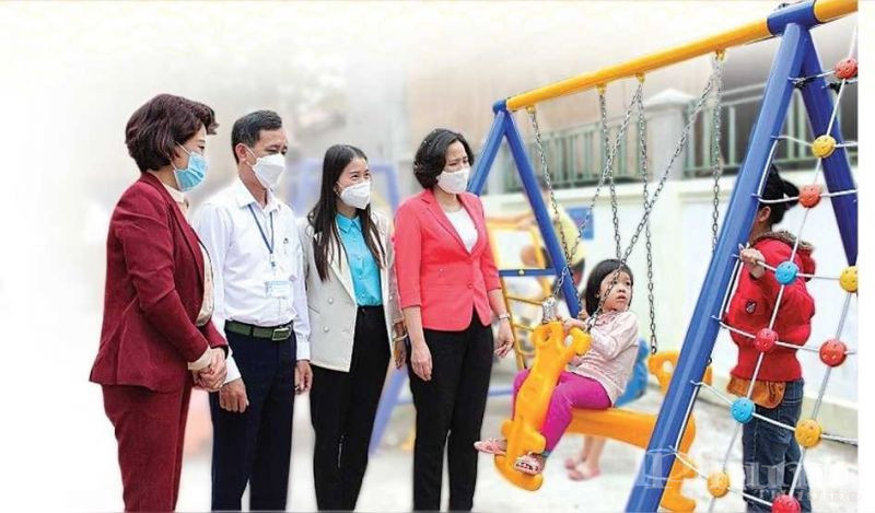 Lãnh đạo Hội LHPN Hà Nội, báo Phụ nữ Thủ đô và xã Phú Túc tại Lễ khánh thành bàn giao sân chơi vì cộng đồng tại xã Phú Túc, huyện Phú Xuyên