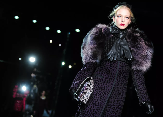 Người mẫu trình diễn trang phục của D&G tại buổi trình diễn ở Tuần lễ thời trang Milan.