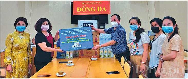 Báo Phụ nữ Thủ đô tặng quà hỗ trợ Trung tâm y tế quận Đống Đa