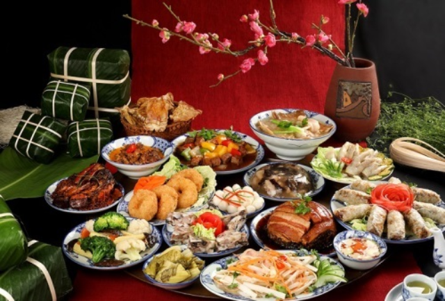 Dịp Tết, những người đang thực hiện chế độ ăn ki&ecirc;ng c&oacute; thể rơi v&agrave;o t&igrave;nh trạng ăn thả ga.