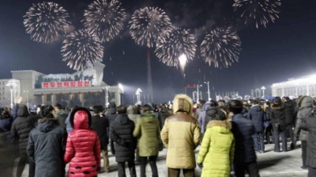 Người Triều Tiên thường tới tượng đài Cố chủ tịch Kim Nhật Thành nhân dịp đầu năm.