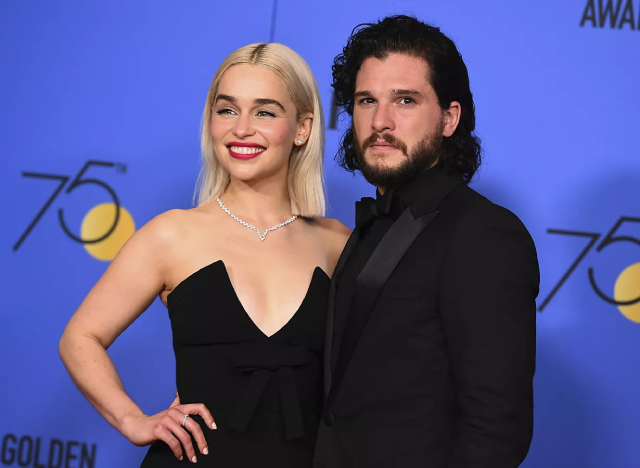 Emilia Clarke và Kit Harington tại phòng họp báo ở Beverly Hills, California. Các ngôi sao của loạt phim 